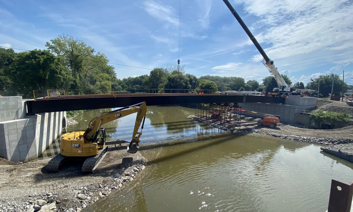 Execution of steel bridge erection, employing specialized erection procedures to circumvent overhead utilities