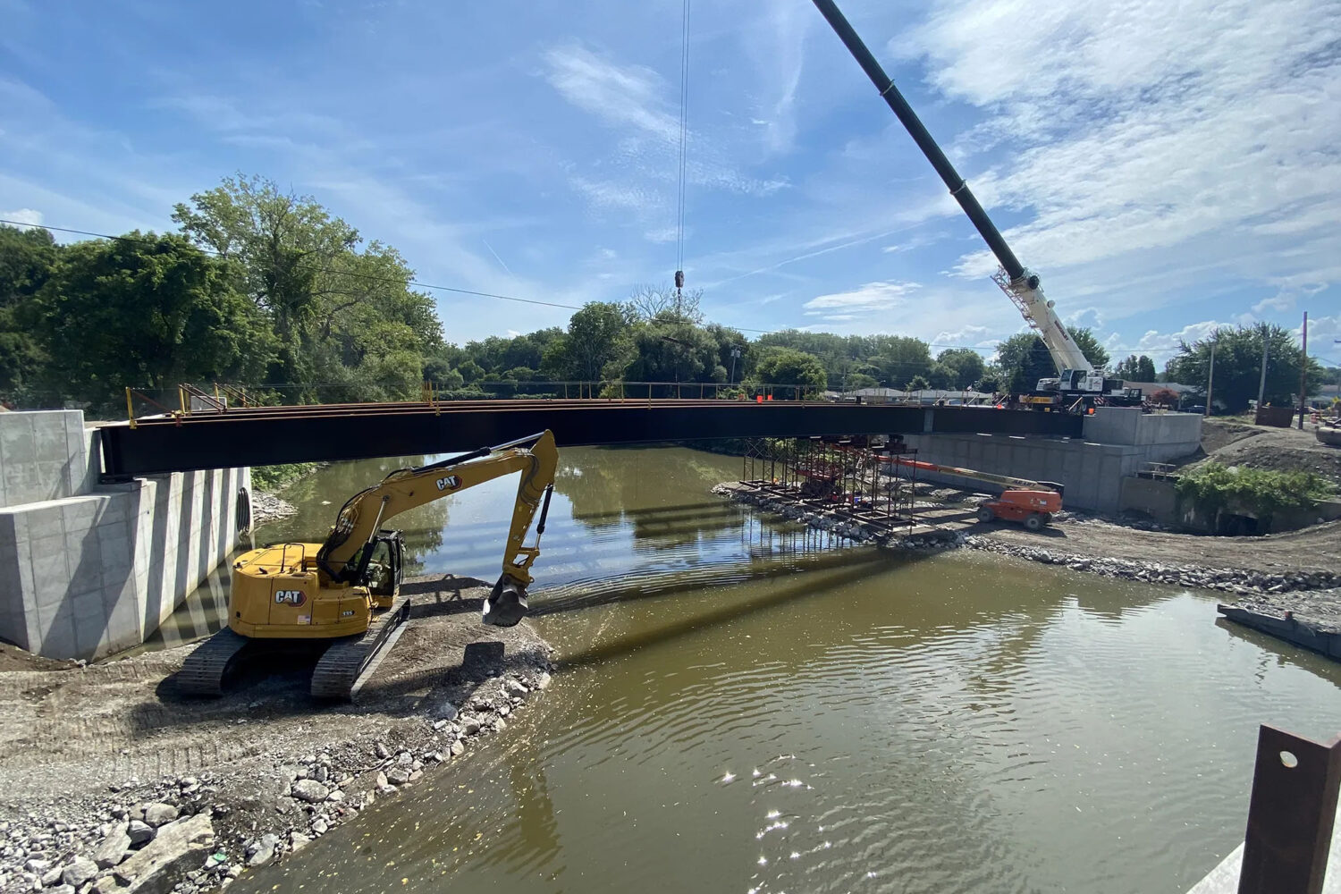 Execution of steel bridge erection, employing specialized erection procedures to circumvent overhead utilities